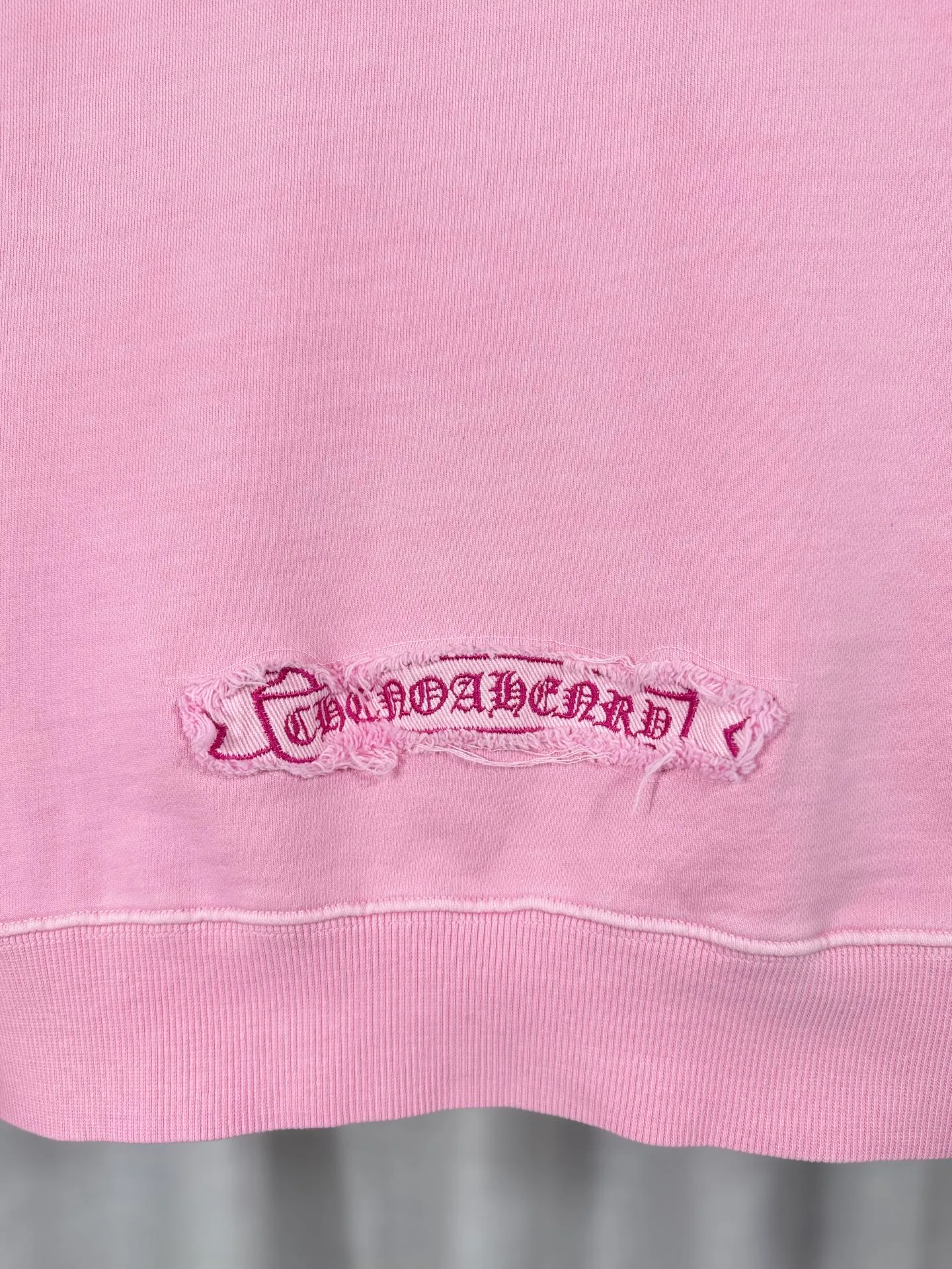 P260 top version, real shot without P, ​​different from market currency) 𝗖𝗵𝗿𝗼𝗺𝗲 𝗛𝗲𝗮𝗿𝘁𝘀/Cro Heart 2025 washed patch embroidery autumn and winter new original single counter American laser burnt 3D three-dimensional color embroidered couple casual sweatshirt 👑The highest version! Customized fabric 430g tripe terry fabric! American acid-washed and distressed original fabric laser burnt ✟appliqué embroidery and exquisite embroidery of letters! The best-selling model in the counter, very comfortable to wear. Accessories: original molded and authenticated collar label➕100% silk wash label. Genuine purchase-grade original hangtag➕matching hanging rope➕3D hanging beads➕original packaging bag. Craftsmanship: The original version has consistent wiring! The highest version of the armhole matching technique! Color: Pink Black Size: S M L XL Style No.: 9333